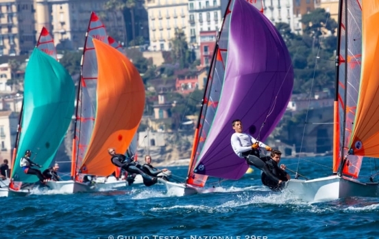 CIRCOLO DELLA VELA BARI SFIORA IL PODIO ALLA REGATA NAZIONALE 29er DI NAPOLI. TRE EQUIPAGGI NELLA TOP TEN.