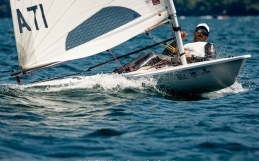 ALBERTO DIVELLA PRONTO A INDOSSARE LA MAGLIA AZZURRA NELLA TRASFERTA IN GERMANIA PER LA REGATA INTERNAZIONALE ILCA 7 A KIEL