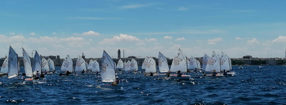 NOVE ATLETI OPTIMIST STACCANO IL PASS PER IL CAMPIONATO ITALIANO E LA COPPA DEL PRESIDENTE IN PROGRAMMA A CAGLIARI DAL 29 AGOSTO AL 5 SETTEMBRE