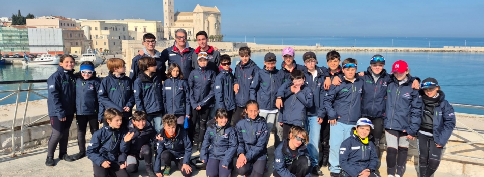 AL XXVII TROFEO CHALLENGE LNI TRANI IL PODIO SI COLORA DI BIANCOROSSO. BEN 13 ATLETI NEI PRIMI 15 POSTI IN DIVISIONE A (11 – 15 anni)