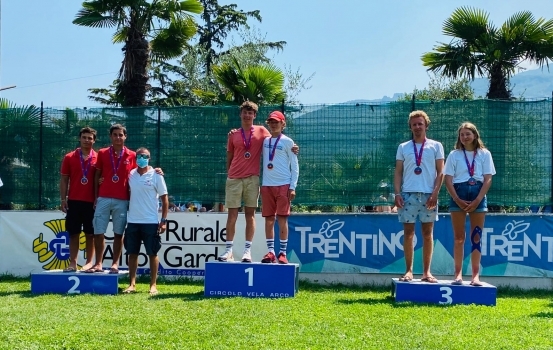 PRIMO POSTO TRA GLI ITALIANI E SECONDO ASSOLUTO AD ARCO NELLA PRIMA REGATA NAZIONALE 29ER PER GLI ATLETI BIANCOROSSI