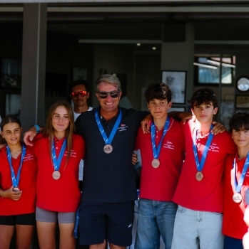 Il Circolo della Vela Bari conquista uno storico bronzo al Campionato Italiano Optimist a Squadre: arriva l’ultimo podio che mancava
