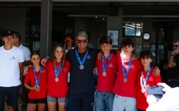 Il Circolo della Vela Bari conquista uno storico bronzo al Campionato Italiano Optimist a Squadre: arriva l’ultimo podio che mancava
